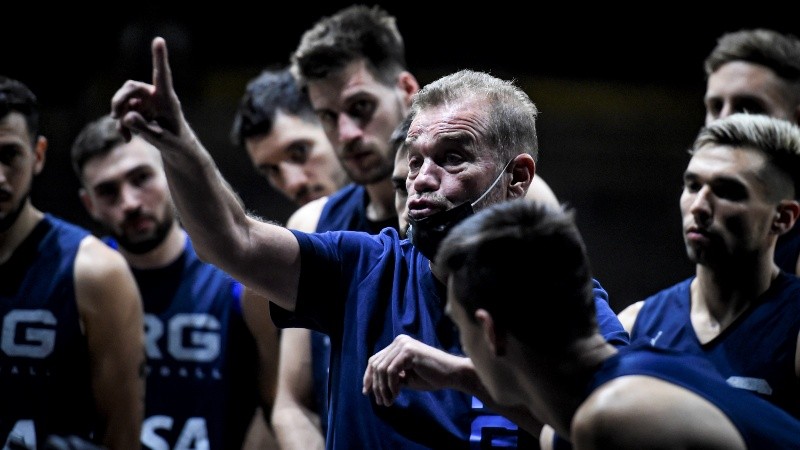 García deja el cargo a un año del Mundial.