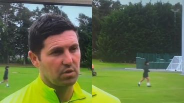 Un usuario de Twitter compartió la parte de la entrevista donde se observa a una figura casi idéntica a Maradona corriendo por la cancha.