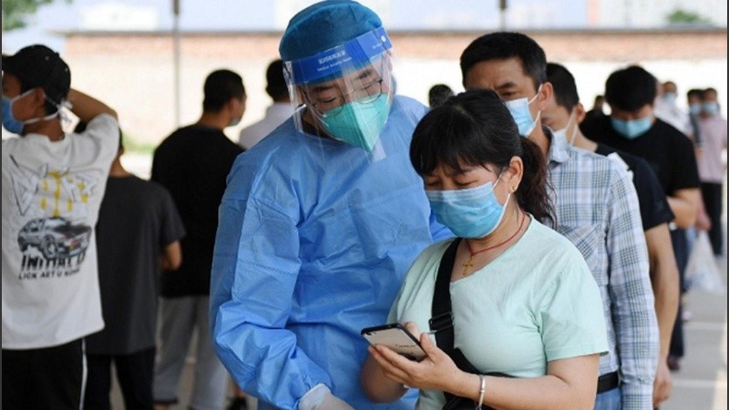 Sólo una persona por domicilio podrá salir a comprar productos esenciales. 