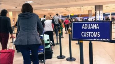 Aduana recaudó 7,5 millones de pesos por bienes de lujo desde España.