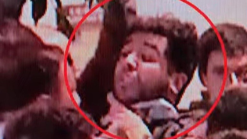 La cara del atacante en el momento en que fue detenido