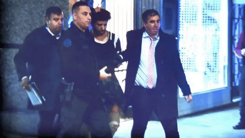 El agresor al momento que fue detenido frente a la casa de Cristina Kirchner.