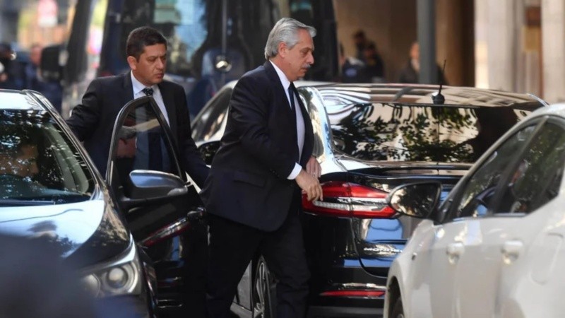 Alberto Fernández ingresando a la casa de Cristina Kirchner. 