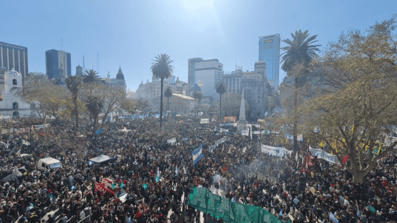 Miles de personas se movilizaron este viernes en Buenos Aires, Rosario y otras ciudades.