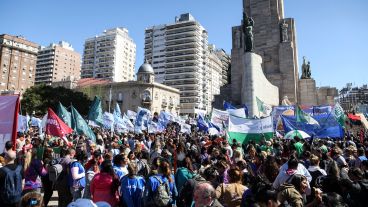 La movilización en Rosario para repudiar el intento de magnicidio contra Cristina Kirchner.