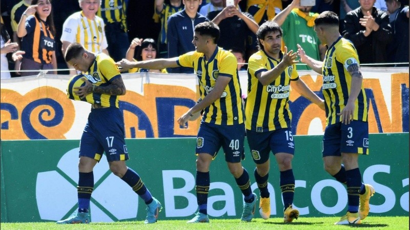 Marinelli festeja el primer gol junto a sus compañeros canallas.