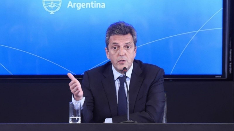El ministro de Economía brindó una conferencia de prensa por la tarde.