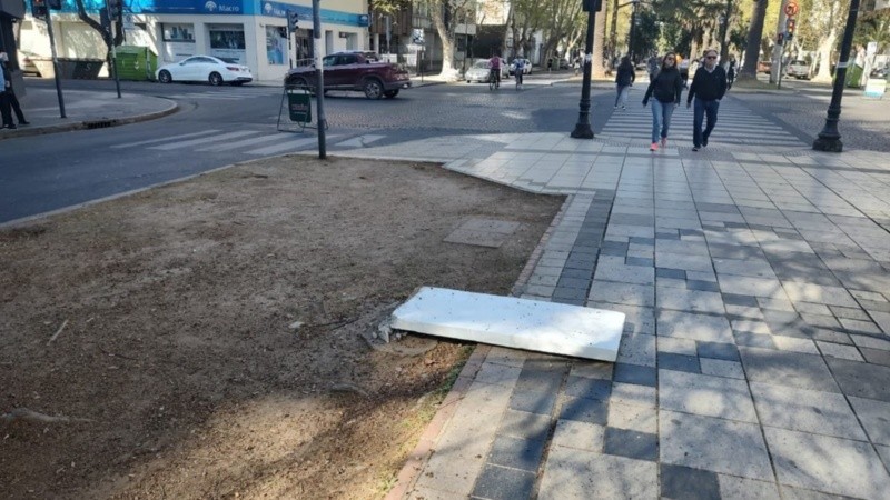 La placa de homenaje, rota en bulevar Oroño.