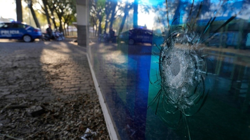 Uno de los cuatro disparos impactos de bala en el frente del Centro Municipal de Distrito Sur.