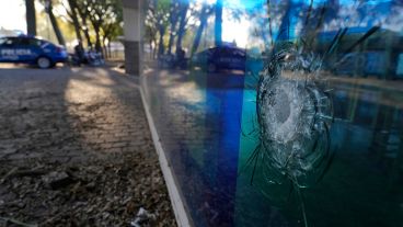 Uno de los cuatro disparos impactos de bala en el frente del Centro Municipal de Distrito Sur.