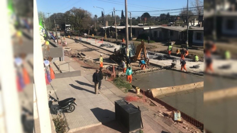Una imagen compartida por los vecinos y comerciantes: los postes siguen en la calle en medio del pavimento nuevo.