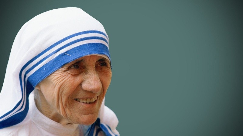 La madre Teresa es hasta el momento la única figura católica con título de santa que ha sido galardonada con un premio Nobel.