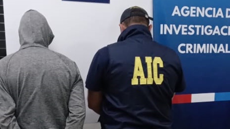 El acusado se entregó tras una serie de allanamientos policiales.