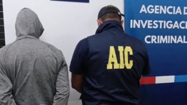 El acusado se entregó tras una serie de allanamientos policiales.