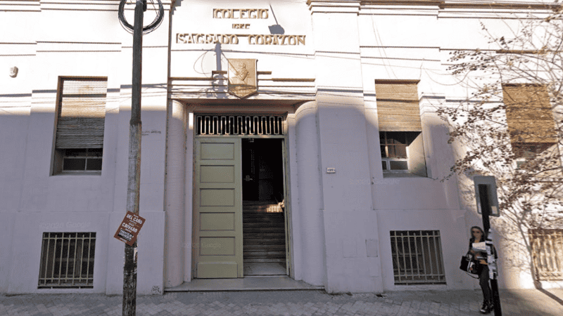 El operativo se realizó en la puerta de la institución.