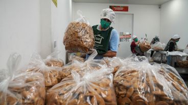 Los voluntarios en plena tarea de clasificación de los alimentos.