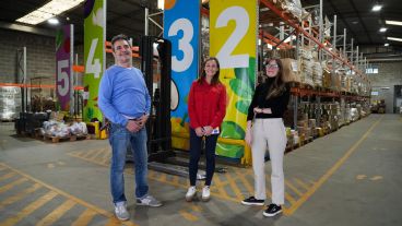 Fernando Cáceres, Nadia Montes y Virginia Garguichevich en el depósito del BAR.
