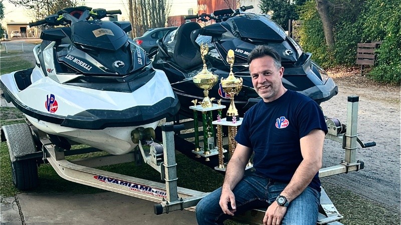 Leo Morelli con sus motos y sus trofeos luego de la competencia en Formosa