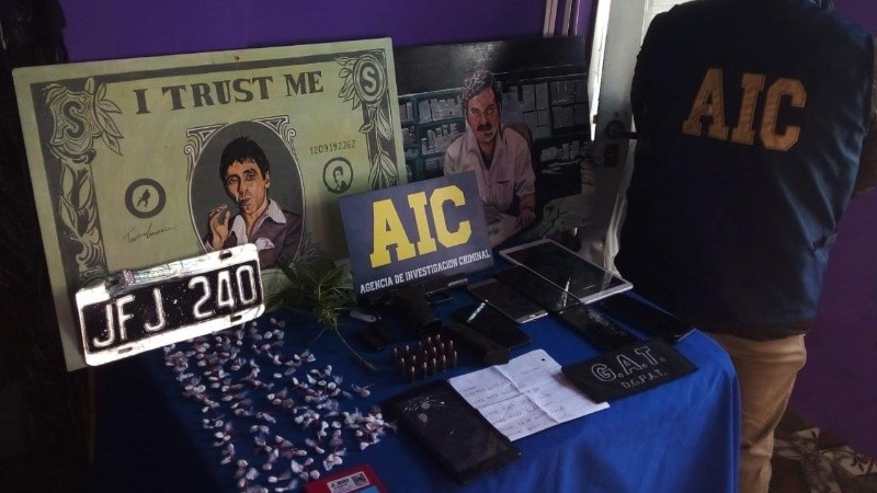 Postales narco, el adorno en las fotos del secuestro de drogas y un arma.