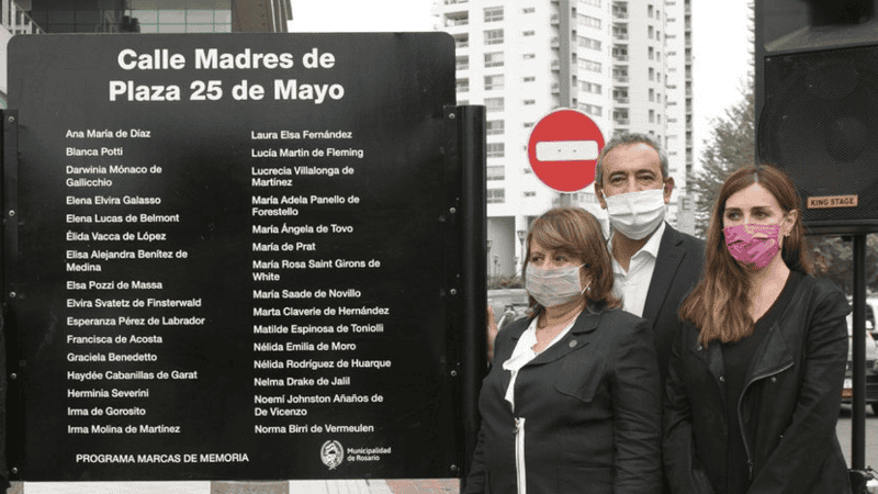 Alicia Gutiérrez, en el centro de la foto, junto al intendente Javkin. 