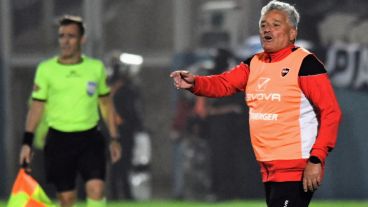 Coria debutó como interino en la derrota y eliminación de Newell's ante Talleres.