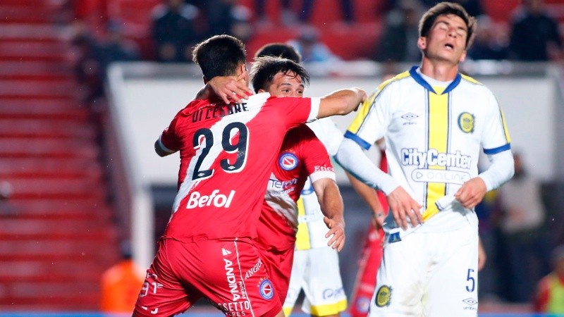 Francis Mac Allister fue titular ante el equipo que lo formó y su hermano Kevin marcó el primer gol.