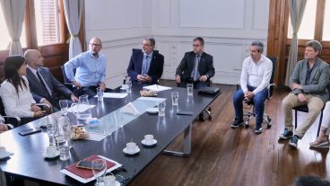 Corach tomando la palabra en la reunión de este jueves, de la que participó, entre otros, el intendente Javkin