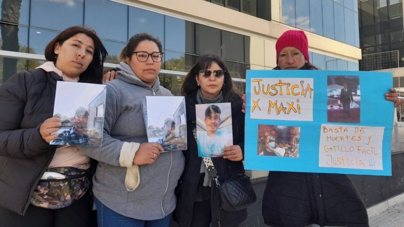 La familia de Maximiliano Lucero reclamó justicia frente al centro penal.