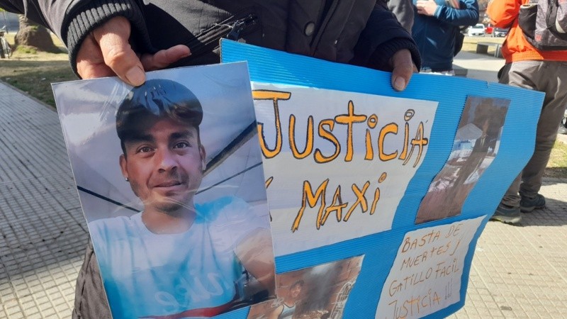 Un cartel con la imagen de Maximiliano Lucer, asesinado el 7 de septiembre de 2022.