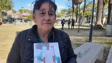 Luisa, la mamá del joven asesinado, habló en la audiencia y afuera.