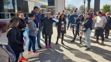 "Somos diplomadas en dolor", dijo la mamá de Maxi ante quienes la acompañaron.