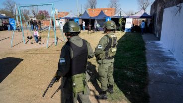 No solo policías, Gendarmería también custodia en el lugar
