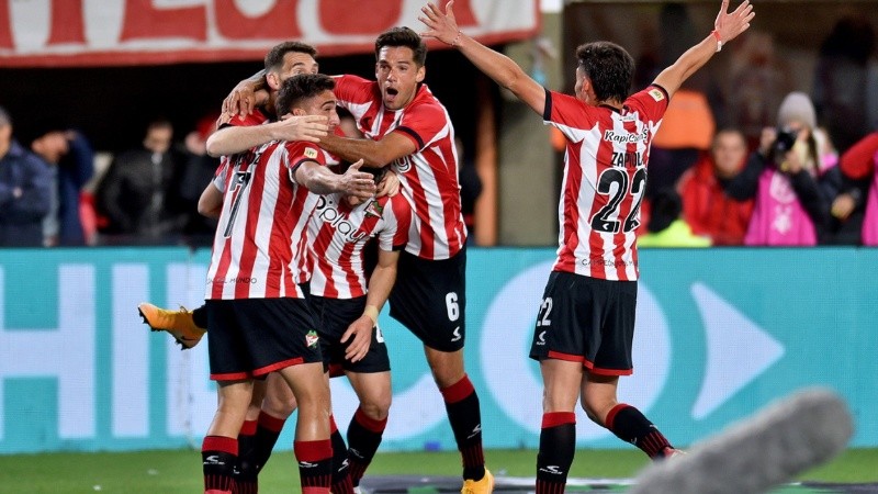 Boselli festeja con sus compañeros el único tanto del partido. Hubo dos más pero anulados por el VAR.