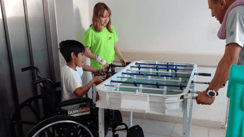 Francisco juega y se entretiene a la espera de un nuevo hogar.