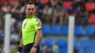 El árbitro Espinoza tuve un polémico cruce con los plateistas leprosos.