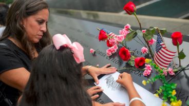 Familiares de las víctimas las recordaron en el memorial donde estaban las torres.