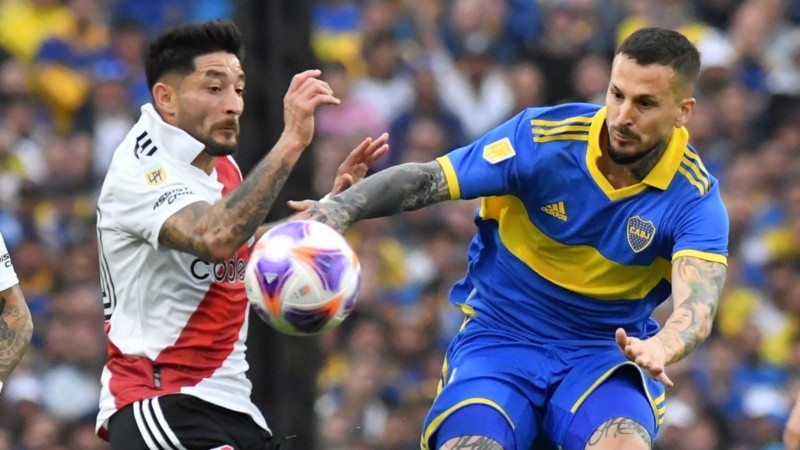 Benedetto arremete contra Casco en el primer tiempo.