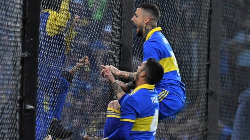 Como un hincha más. El grito del goleador de la tarde en el alambrado.