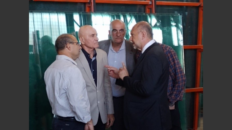 El gobernador Omar Perotti con los directivos de Cristalux en la inauguración de la nueva planta industrial.
