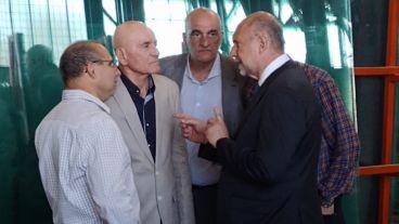 El gobernador Omar Perotti con los directivos de Cristalux en la inauguración de la nueva planta industrial.
