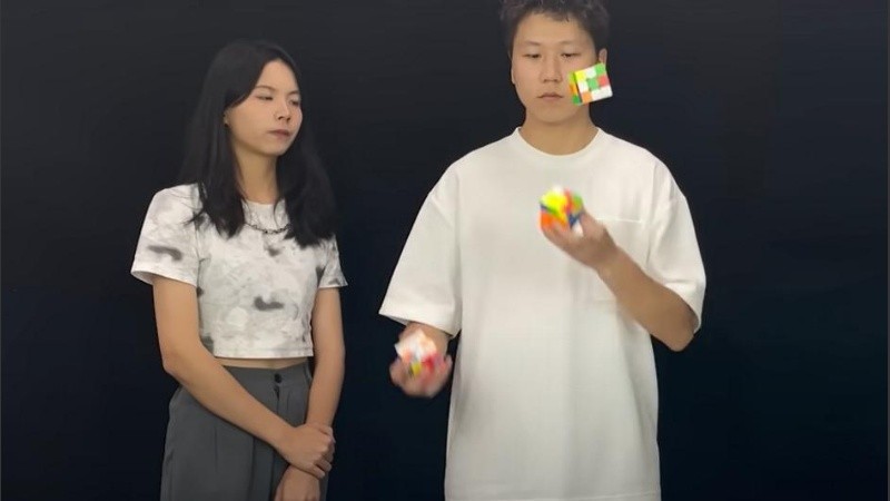 Hizo la mejor marca de tiempo al resolver cubos mientras estaba colgado boca abajo.