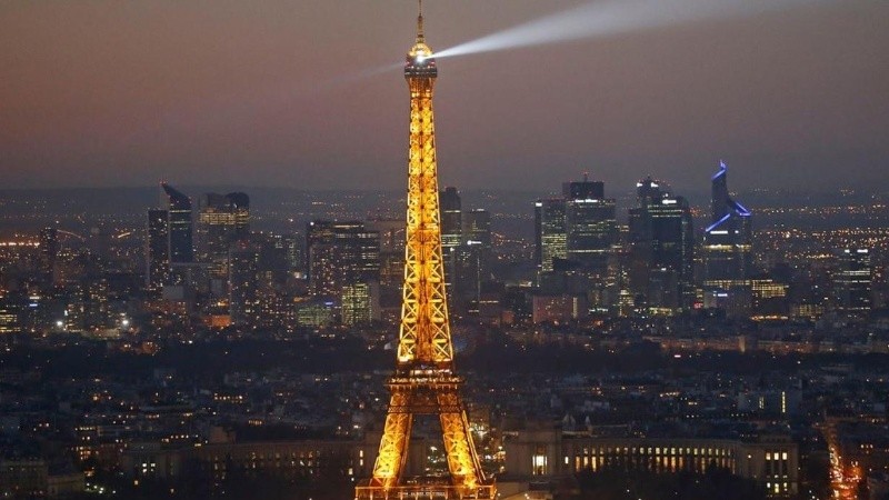 Otras ciudades del país también están reduciendo la iluminación nocturna de sitios clave.