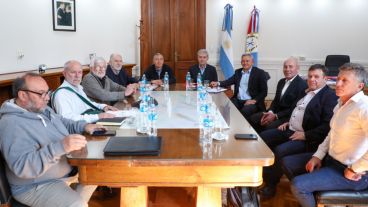 Los representantes de los gremios estatales con ministros del gobierno provincial.