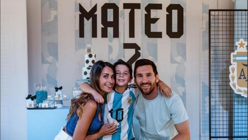 Mateo Messi junto a Lionel y Antonela