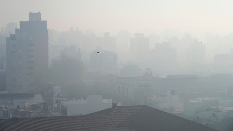 El humo volvió a invadir la ciudad de Rosario.