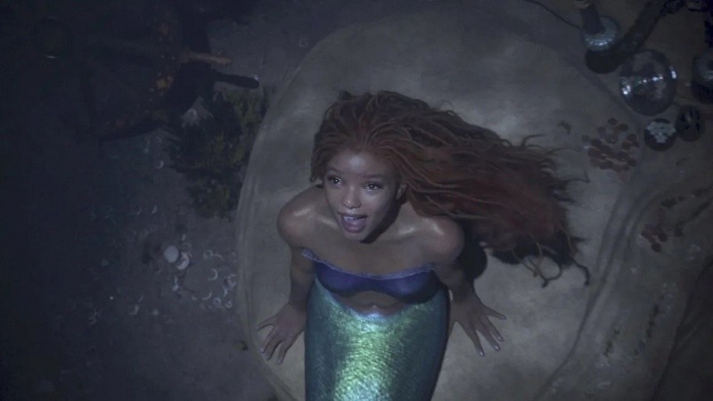 Halle Bailey como Ariel en la nueva película de La Sirenita.