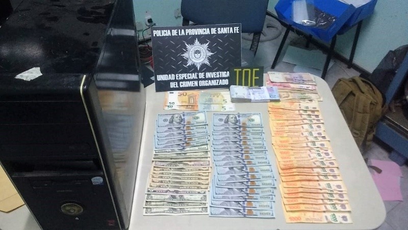 Mucha moneda extranjera y computadoras entre lo incautado.