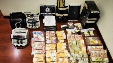 Mucha moneda extranjera y computadoras entre lo incautado.