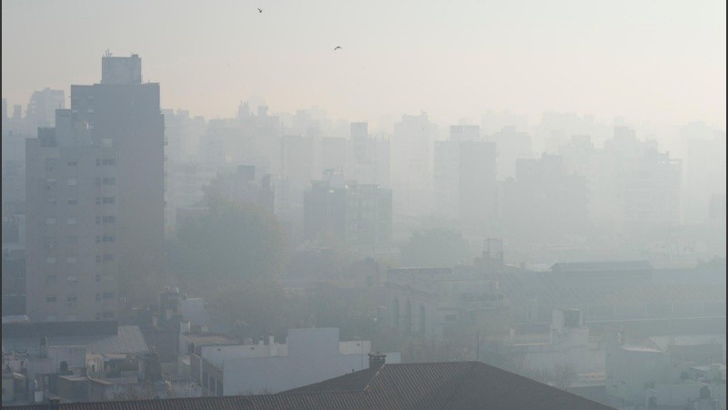 El cambio en la dirección del viento y los focos activos en la zona de San Nicolás pueden traer el humo a Rosario.