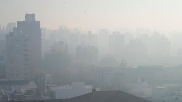El cambio en la dirección del viento y los focos activos en la zona de San Nicolás pueden traer el humo a Rosario.